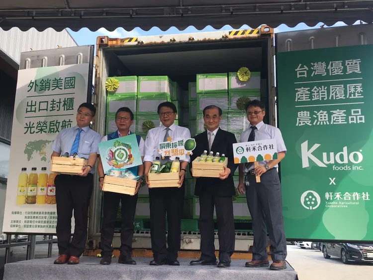 林軒禾（圖左一）將檸檬賣到美國，封櫃上路當天農委會各級官員、縣長潘孟安都到場。翻攝農糧署南區分署官網
