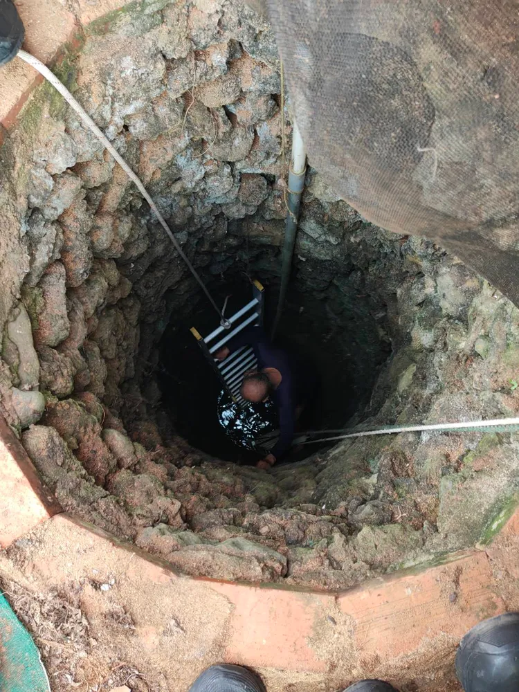 老農身陷10米深井中，警消垂降掛梯。警消提供