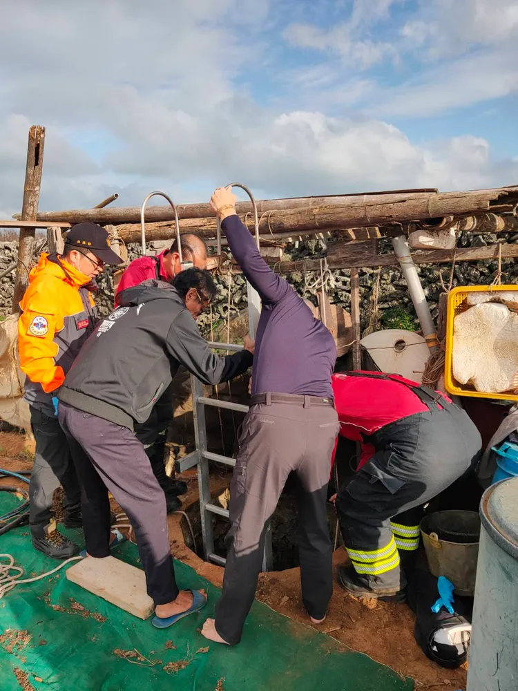 老農獨自下10米深水井撿拾水桶卻無力再攀爬上岸，警消架梯助脫困。警消提供