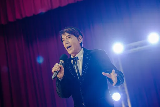 「鑽石歌王」林沖90歲活跳跳 返母校南二中拍紀錄片為公益獻唱