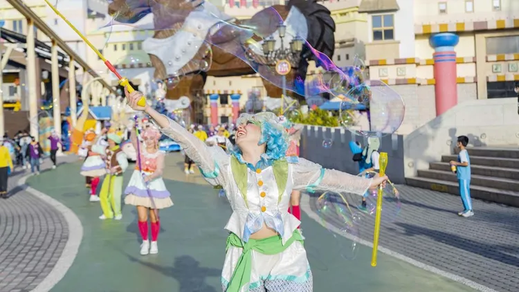 義大遊樂世界12/31至隔年1/2的三天元旦假期，推出雙人999元優惠遊園價。義大世界提供