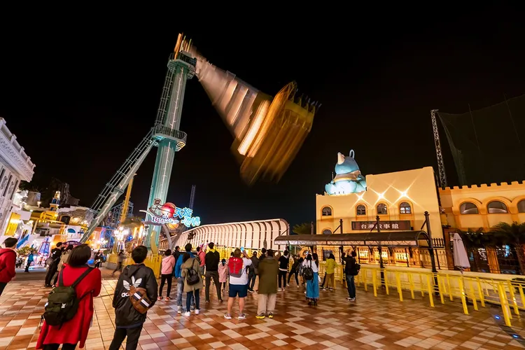 義大遊樂世界12/31至隔年1/2的三天元旦假期，推出雙人999元優惠遊園價。義大世界提供