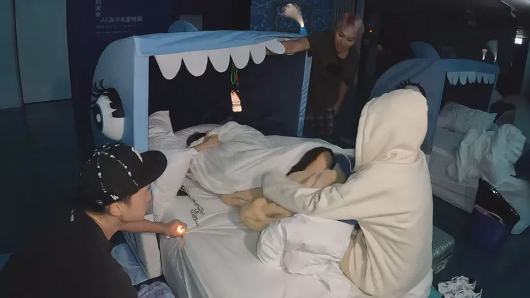 王仁甫（右二）、許孟哲（左）、峮峮（右）聯手叫醒蔡黃汝。中視提供