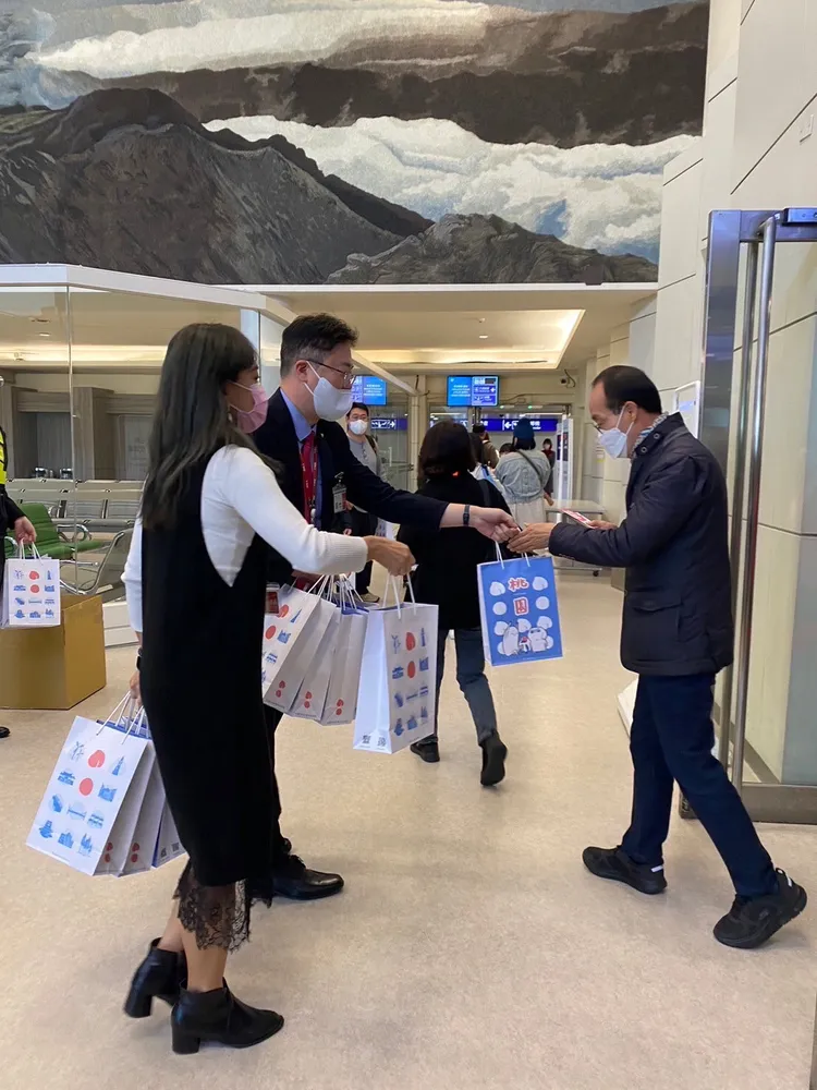 桃園市觀旅局致贈首航韓團遊客在地伴手禮。桃園市觀旅局提供