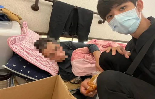 寒冬送暖分送爱心 中华大学学生会长助街友暖胃