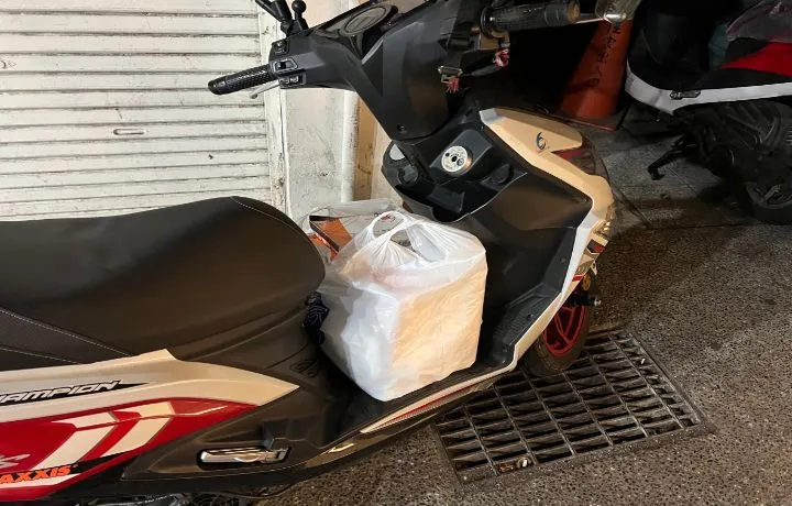 張誠恩將舉辦活動剩下的便當打包分送給街友。校方提供