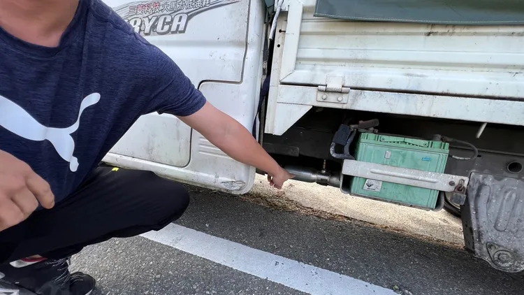 被害車主痛訴生財工具貨車的觸媒轉換器遭偷，他當晚只能無奈歇業修車。魏嘉良攝