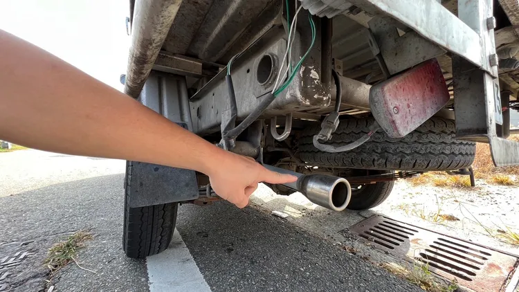 被害車主的貨車尾段排氣管消音器也遭竊。魏嘉良攝