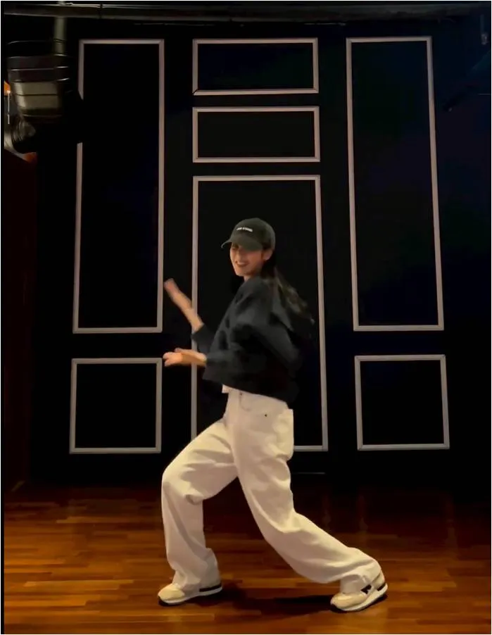 IU秀舞步時，所穿的New Balance美國製990v1奶茶配色新鞋很搶鏡。翻攝dlwlrma IG