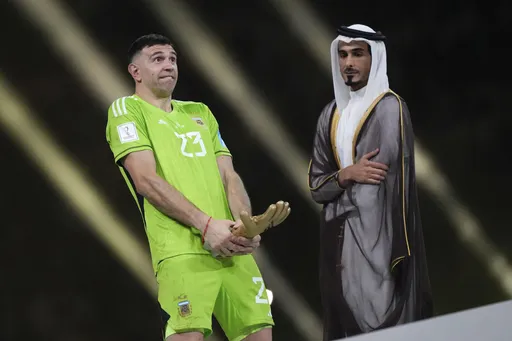 不雅動作讓阿根廷門將成法國全民公敵 法議員: FIFA應取消他的金手套獎