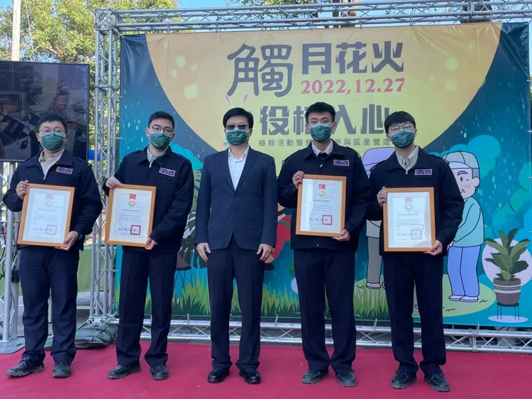 內政部役政署副署長徐健麟嘉勉役男頒發獎狀。役政署提供