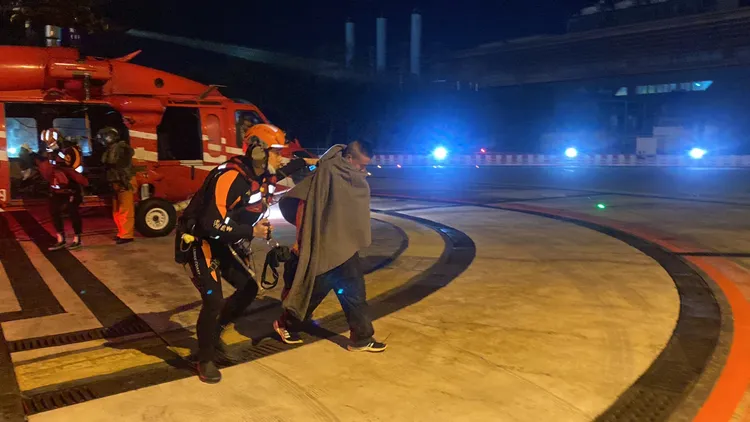 獲救中國船員搭乘直升機抵達清泉崗機場，後送醫院診治。空勤總隊提供