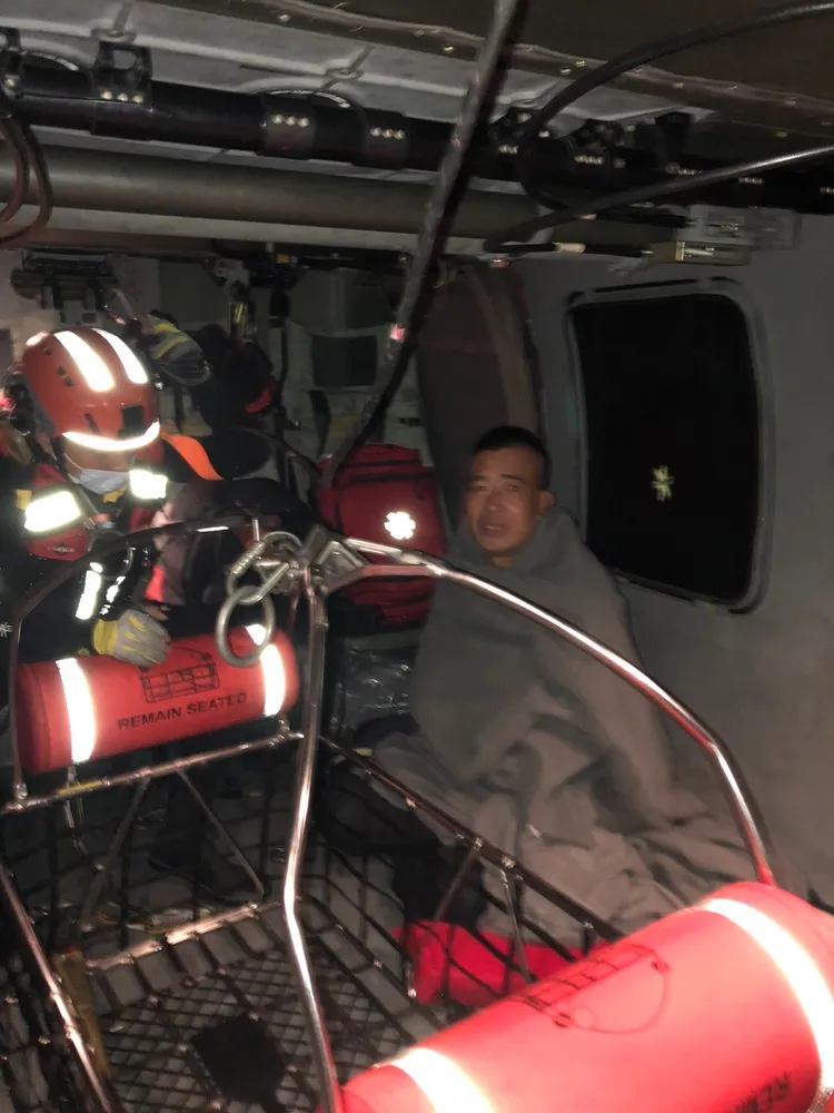 空勤總隊搜救人員，利用吊掛方式順利救起落海中國船員。空勤總隊提供