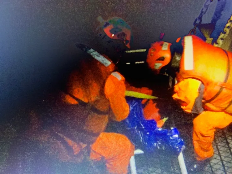 海巡人員將不幸罹難的船員打撈上艦。海巡署提供