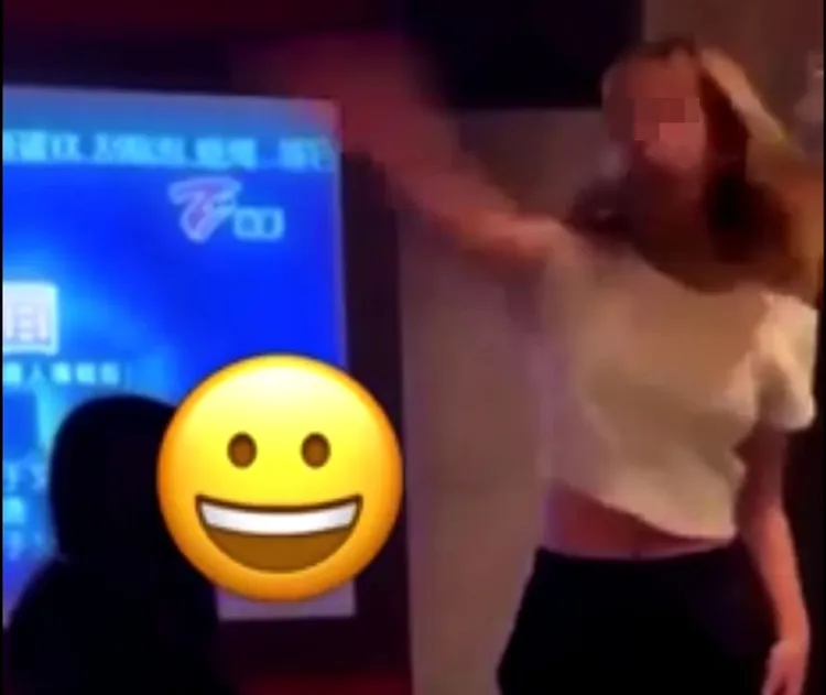 楊女甩耳光前，故意手臂用力揮空暖身。翻攝臉書黑色豪門企業