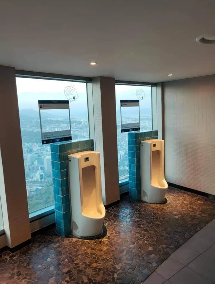 也有人分享韓國公廁寫道：「其實韓國首爾塔上的廁所也差不多，反正都坦誠相見XD」翻攝《路上觀察學院》社團