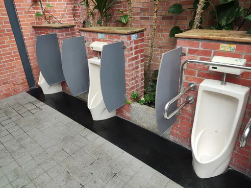 很懂男廁潛規則的公共廁所 網友:聰明的就懂...