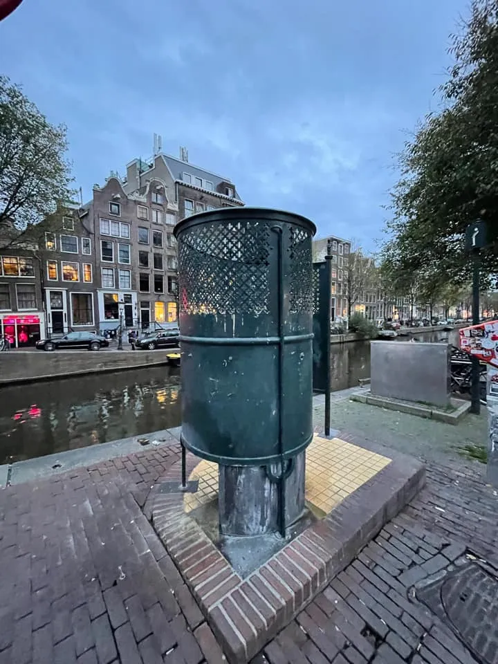 還有人分享荷蘭的公共廁所。翻攝《路上的觀察學院》社團