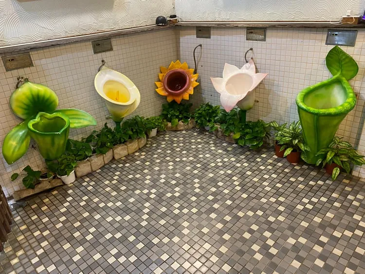 還有人分享苗栗卓蘭花露農場廁所說：「我每一個都想尿一下。」翻攝《路上觀察學院》社團