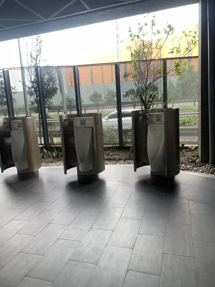 網友分享蘇澳休息站男廁，並寫道：「某國道休息站男廁規則也執行的不錯。」但有網友回他「間距很大也，且前方的遮蔽很像太透了吧，這樣前面車道萬一遇到塞車，這樣很尷尬也」。翻攝《路上觀察學院》社團