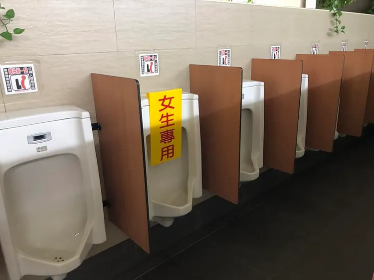 也有人分享曾經在某間廟的公廁看到寫「女性專用」，讓他質疑：「進去看到，我是上還是不上？XD」。翻攝《路上觀察學院》社團