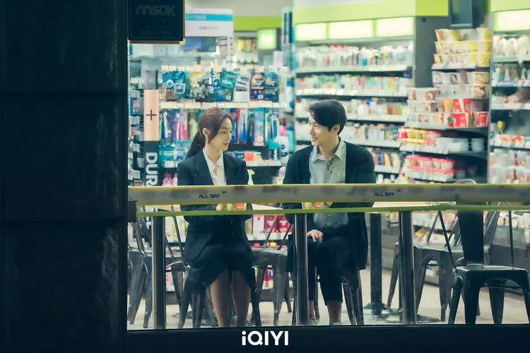 李尚禹（右）光看劇本就瘦了8公斤。愛奇藝國際站提供