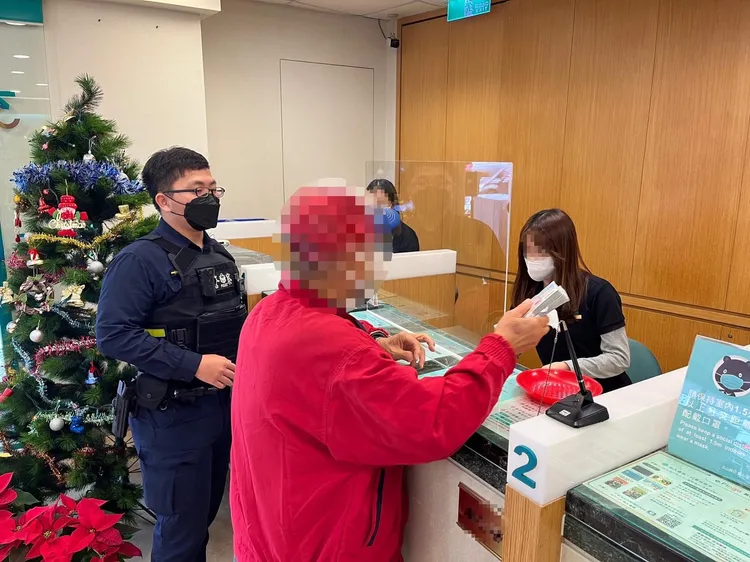 經過警方好說歹說，老翁同意將20萬存回帳戶。警方提供