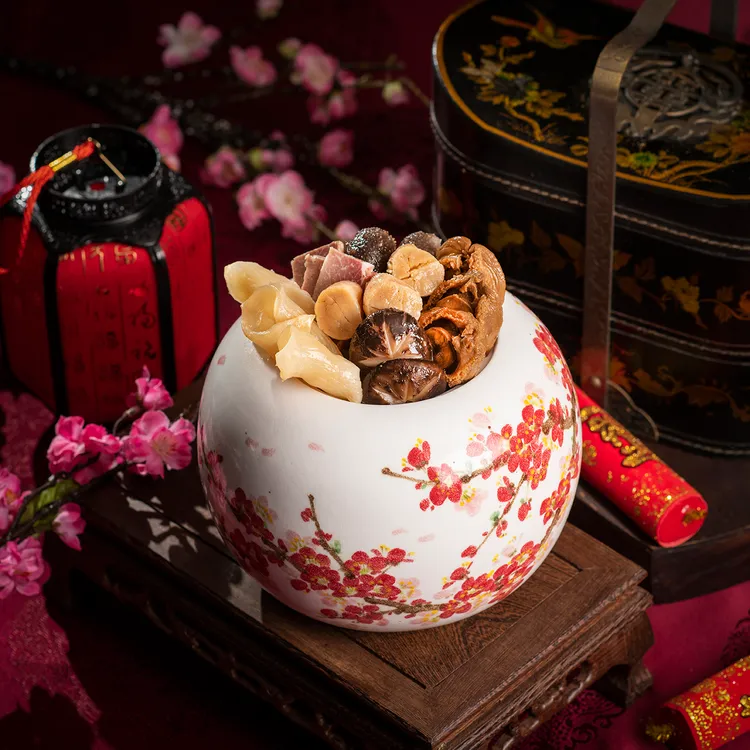 醉月樓六人份豪華滬式鮑參極品佛跳牆，外帶價8888元。業者提供