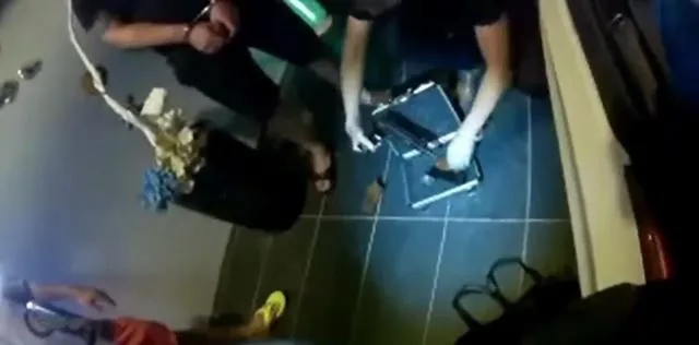 警方前往宜蘭市某汽車旅館內拘提潘嫌並起出一把改造長槍及子彈、毒品等物。讀者提供