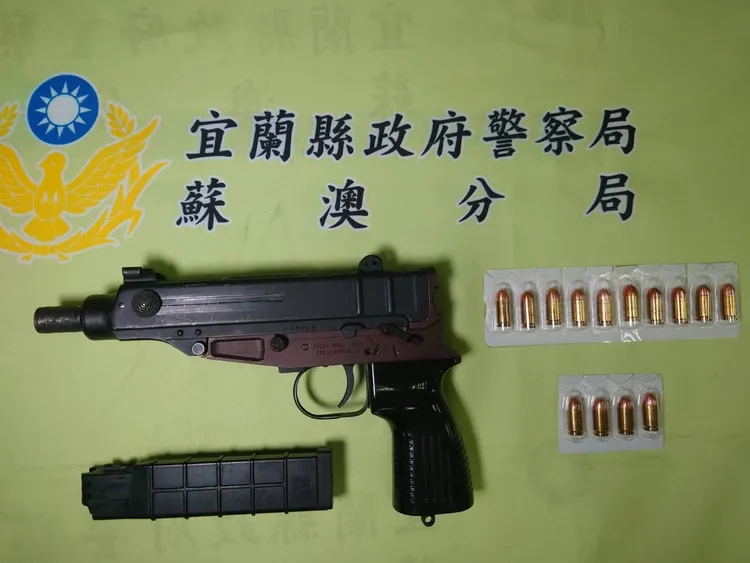 警方拘提潘嫌同時起獲1把改造長槍及子彈、毒品等物。讀者提供