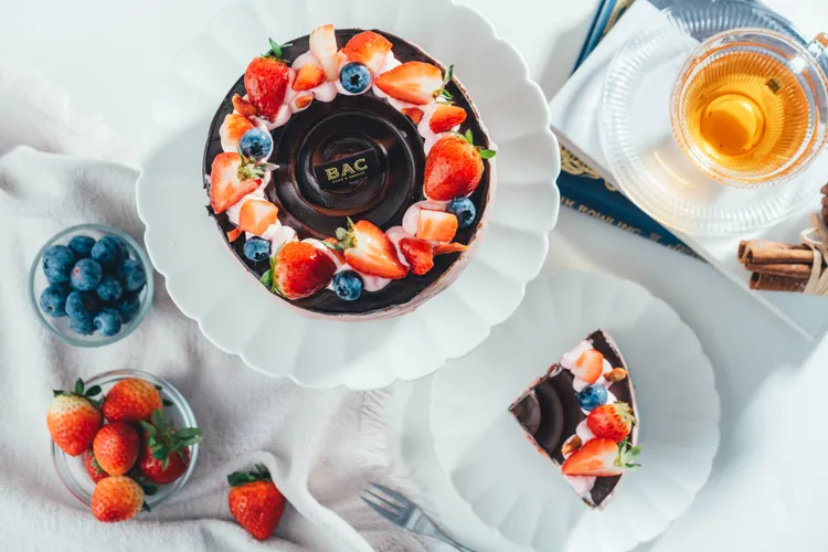 黑嘉侖草莓巧克力蛋糕，6吋售價950元、8吋售價1900元，BAC。業者提供