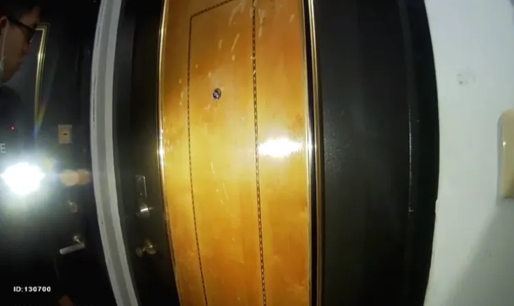 警方上門查訪時，鄭男一度拒不開門。翻攝畫面