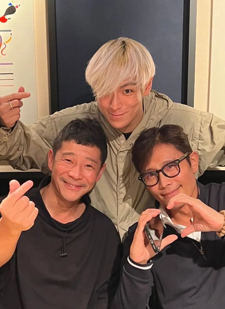 前澤友作（左起）9月時訪韓，跟T.O.P、李秉憲吃飯。翻攝前澤友作推特