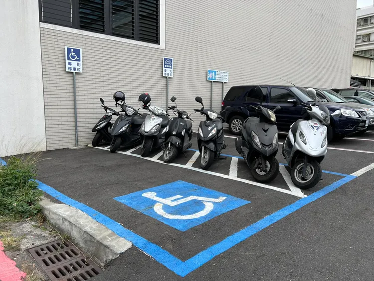 機車停放的位置乍看合法，但全部都違規，因為這裡是無障礙車位的進出空間。取自林依婷臉書