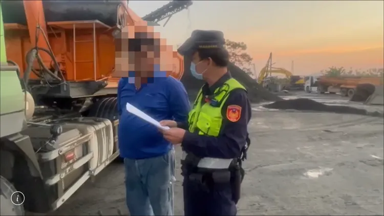 警方加強砂石車違規取締與宣導。警方提供