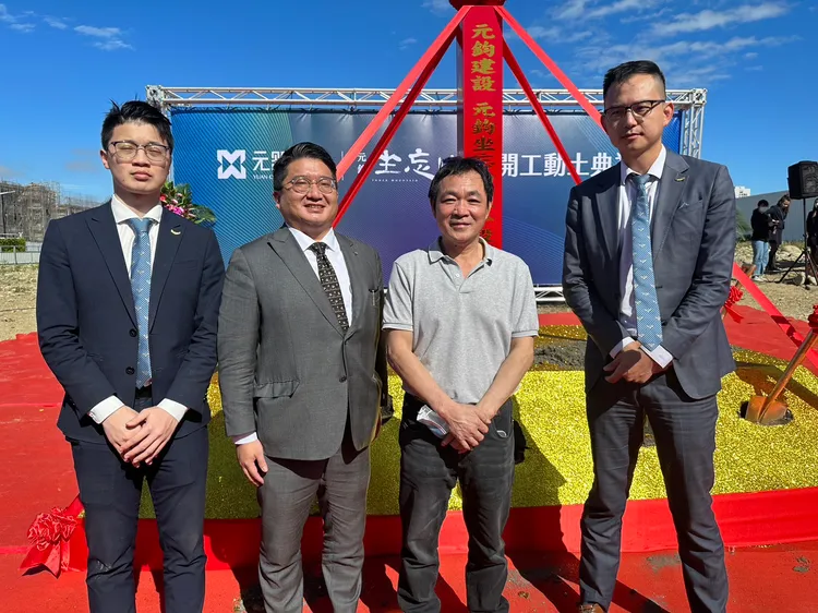 元鈞建築總經理王如忠（右二）及代銷團隊針對個案受訪。王鈞生攝