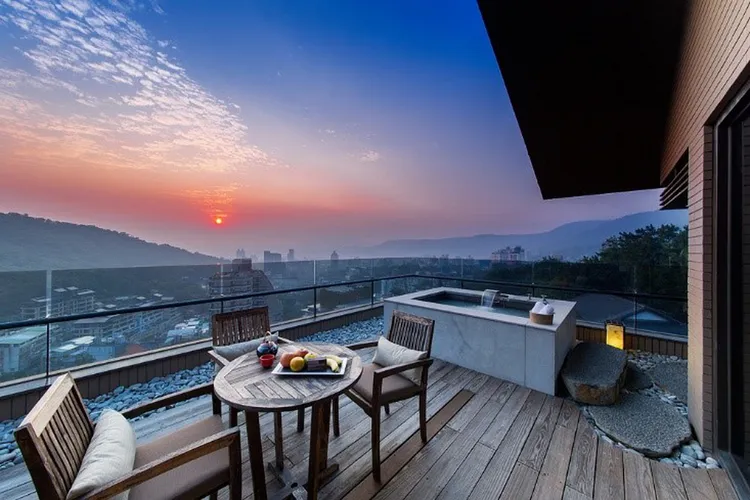 麗禧溫泉酒店地處北投制高點，可遠眺觀音山，居高臨下欣賞台北都會夜景是其一大賣點。業者提供