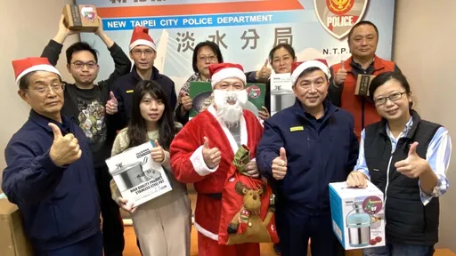 慰勞基層警辛勤付出 淡水警分局長親送聖誕禮還可自己挑