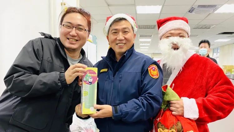 淡水分局長黃南山帶著聖誕帽親送禮品給警員。淡水警分局提供
