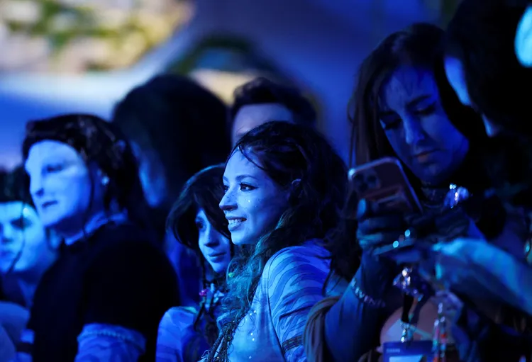 《阿凡達》迷全都化身為藍色納美人出席首映會。路透社