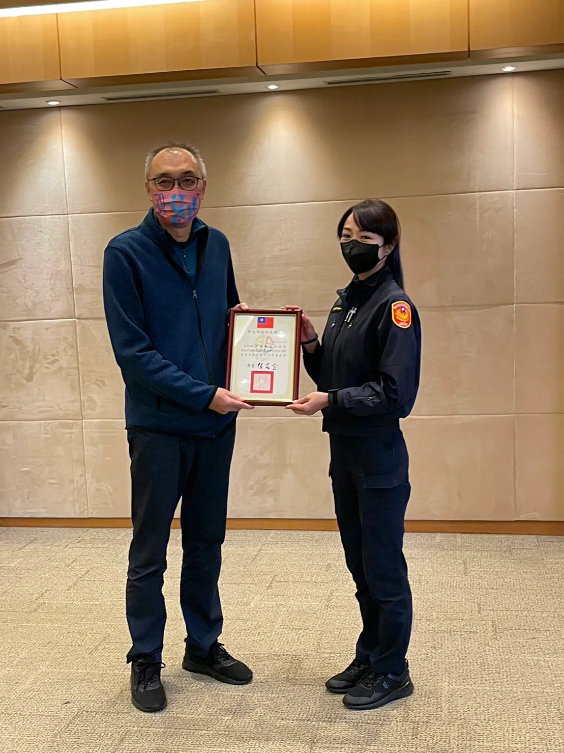 中和分局警備隊警員宋妤姍安撫被害人,才讓被害人道出被害過程,順利完成製作筆錄,並協助申請保護令。警方提供