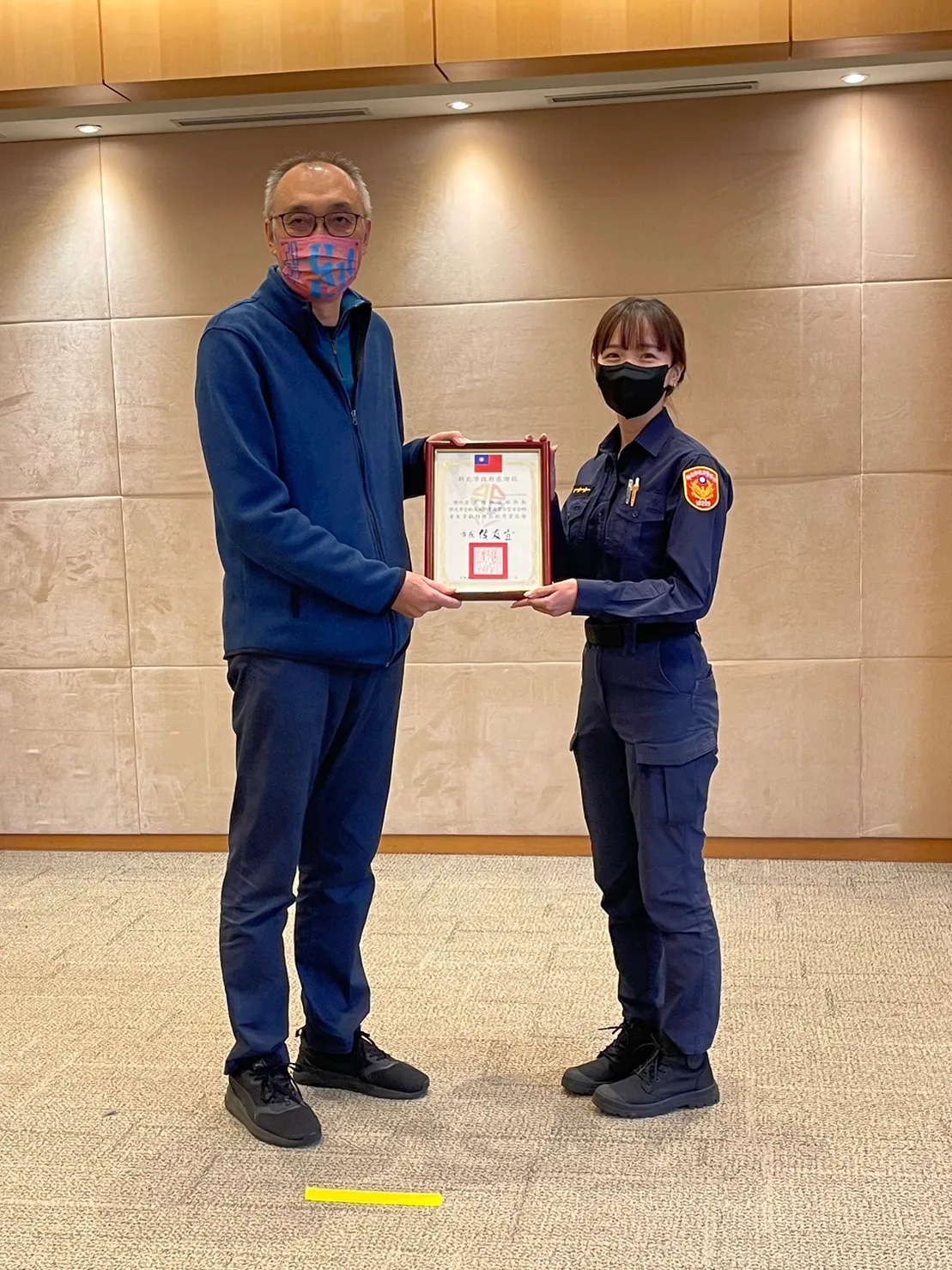 蘆洲分局警員謝欣宜受理性侵案,還替被害人過生日,感動被害人及家屬。警方提供