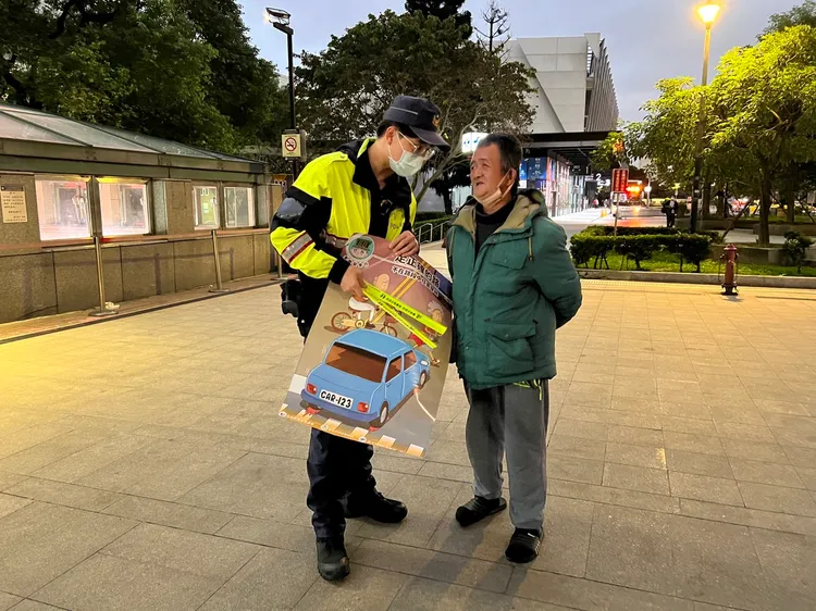 警方發放反光配件，贈與高齡長者。翻攝畫面