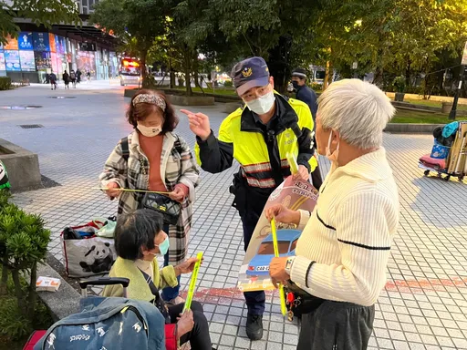 天色昏暗視線不佳穿越馬路要小心 北市警贈民眾反光配件