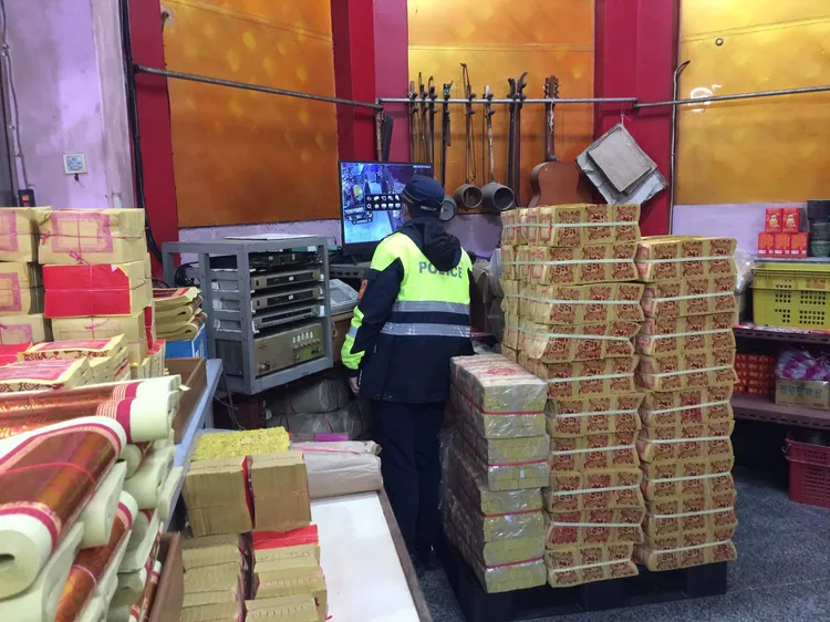 警方根據監視器追人。警方提供