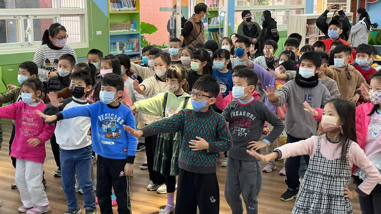 北成國小學生拍攝團隊，冒著炎熱暑假拍攝道路編號，冒雨拍攝交通安全宣導。林泊志攝