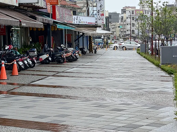 羅東鎮維揚路人本環境改善工程，改善維揚路人行步道，自台7丙至純精路口廣場約700公尺兩側人行空間，同時增加植栽及路燈，改善景觀。公所提供