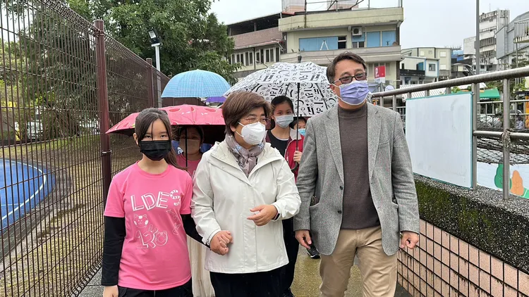 羅東國小通學廊道完工，鎮長吳秋齡在校長賴尚義陪同下，了解通學廊道行走情形。公所提供