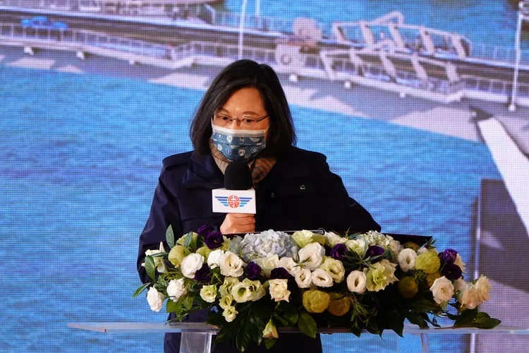 總統蔡英文表示，南方澳大橋重建通車，是南方澳轉型與重生，相信海上作業的漁民返航時看到大橋，就知道已經回到溫暖的家。林泊志攝