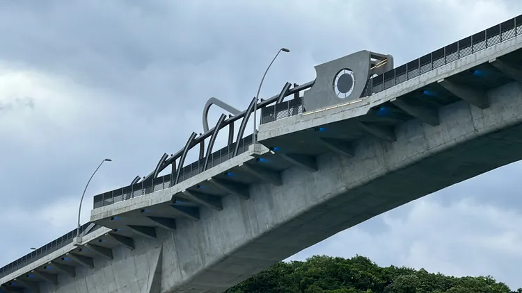 南方澳大橋以當地盛產的鯖魚打造裝置藝術。林泊志攝